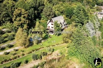 Lago Maggiore Arona signorile villa Tudor con ampio parco e dependance in vendita